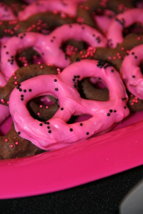 pink-and-black-bridal-shower-dessert-bar-chocolate-covered-pretzels