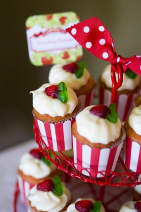 strawberry-birthday-party-cupcakes