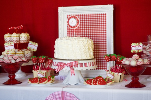 strawberry-birthday-party-dessert-table