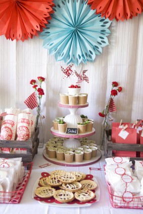 strawberry-birthday-party-food-display