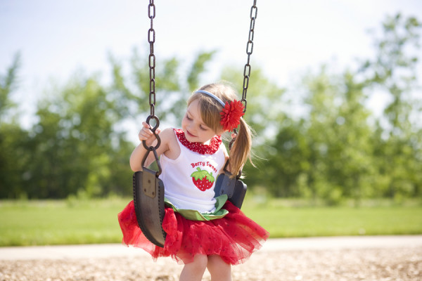 strawberry-birthday-party-outfit