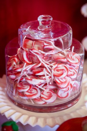 strawberry-birthday-party-red-and-white-lollipops
