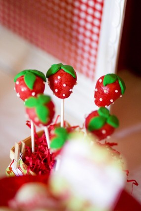 strawberry-cake-pops