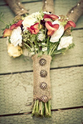 burlap-wrapped-wedding-bouquets