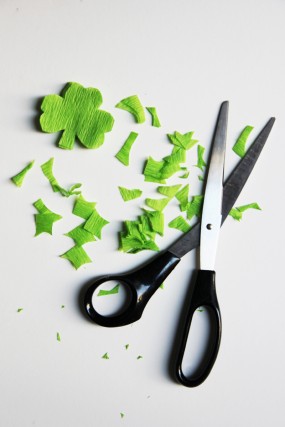 diy-st-patricks-day-shamrock-streamer-garland