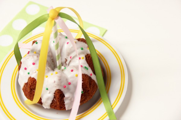 diy-mini-may-pole-bundt-cakes