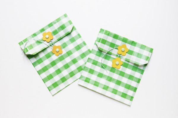 diy-gingham-flower-envelopes