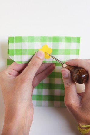 gingham-envelope-diy