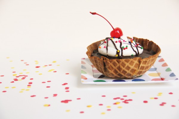 https://studiodiy.com/wp-content/uploads/2012/06/DIY-Waffle-Bowl-Mini-Cakes-600x399.jpg