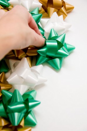 DIY Christmas Bow Backdrop