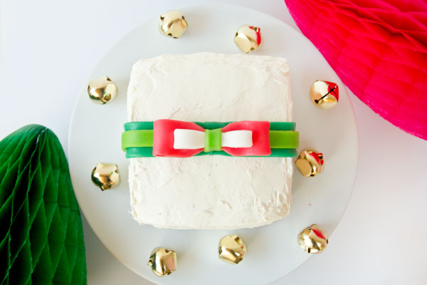 Holiday Gift Cakes with Airhead Bows | Studio DIY 