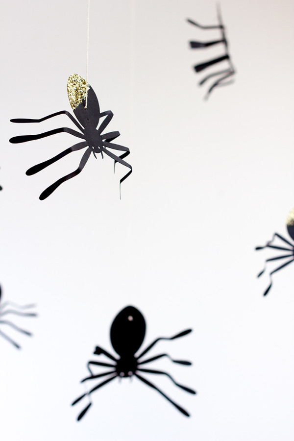 DIY Hanging Spider Balloons2