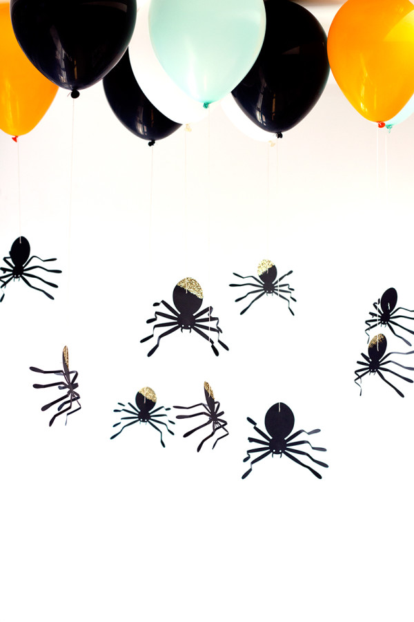 DIY Hanging Spider Balloons4