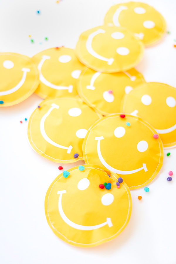 Free Printable Smiley Face Favor Pouches1