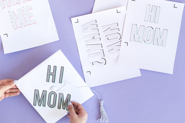 Graduation cap that says \"hi mom\"