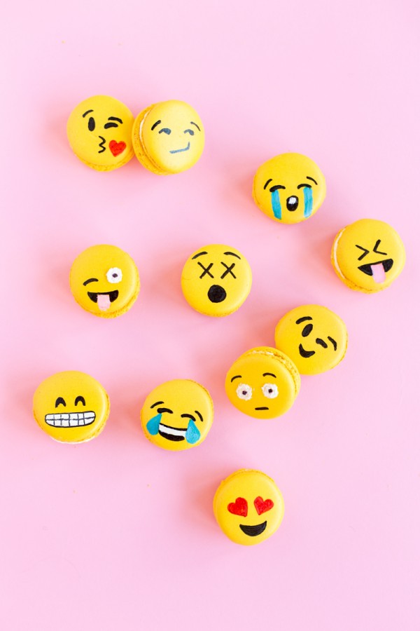 Emoji macarons 