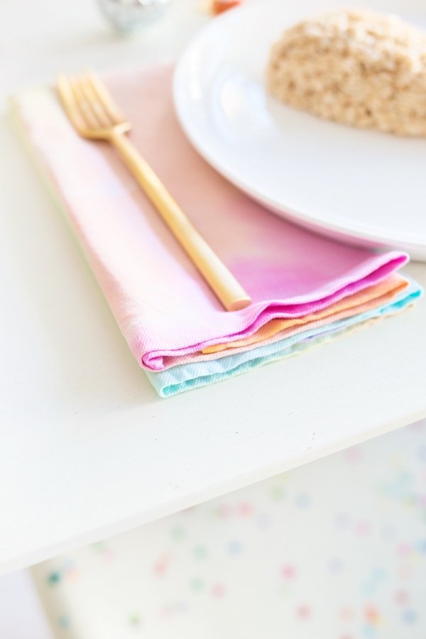 DIY Tie Dye Napkins | studiodiy.com