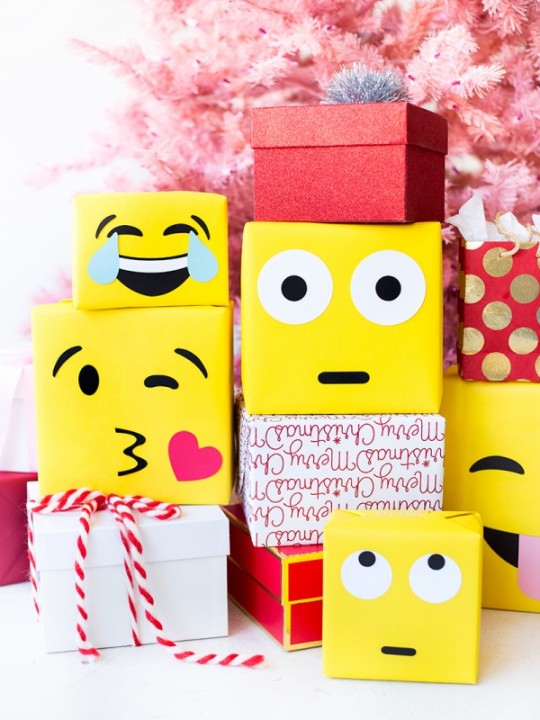 DIY Emoji Gift Wrap