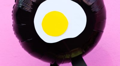 DIY Fried Egg Emoji Balloons | studiodiy.com