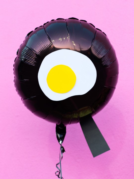 DIY Fried Egg Emoji Balloons