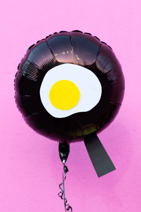 DIY Fried Egg Emoji Balloons | studiodiy.com