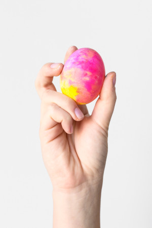 DIY Lisa Frank Easter Eggs | studiodiy.com