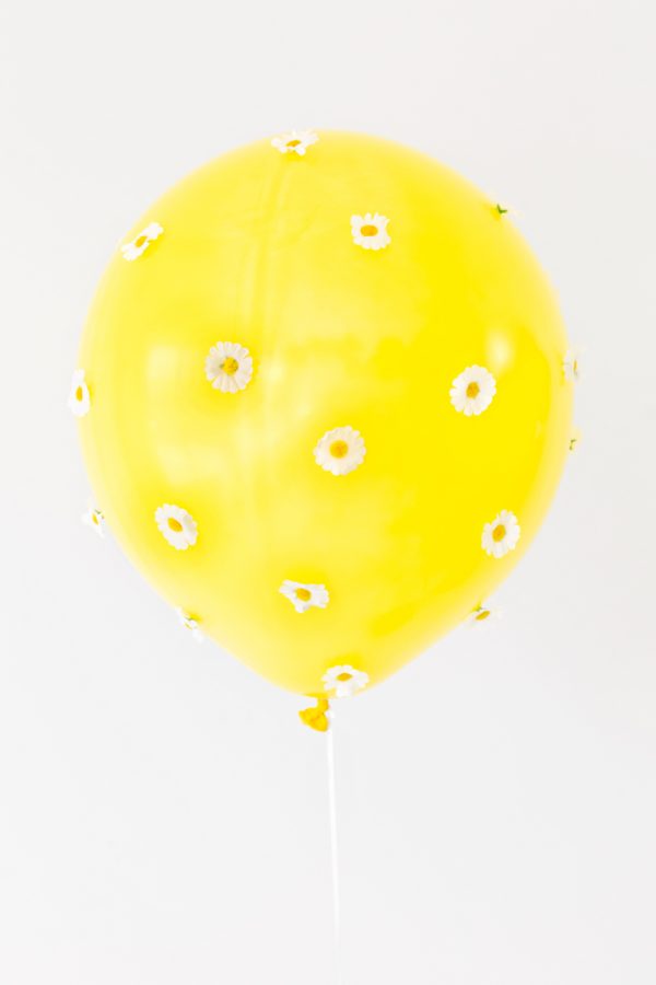 DIY Daisy Balloons | studiodiy.com