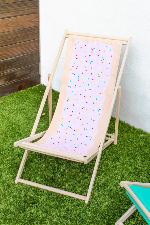 DIY Pop Tart Beach Chair | studiodiy.com