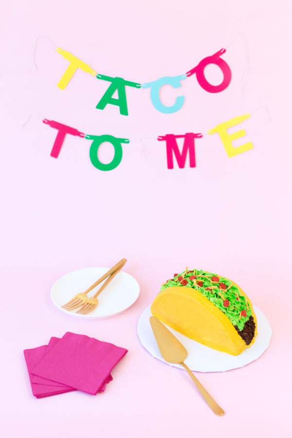 Taco cake and plates