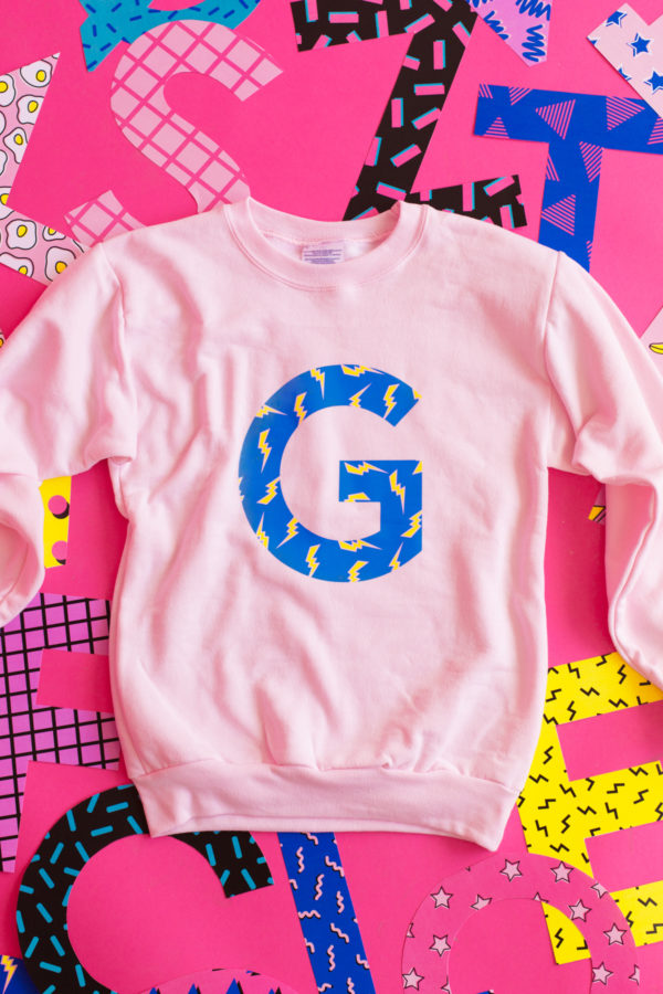 A crewneck with a G on it