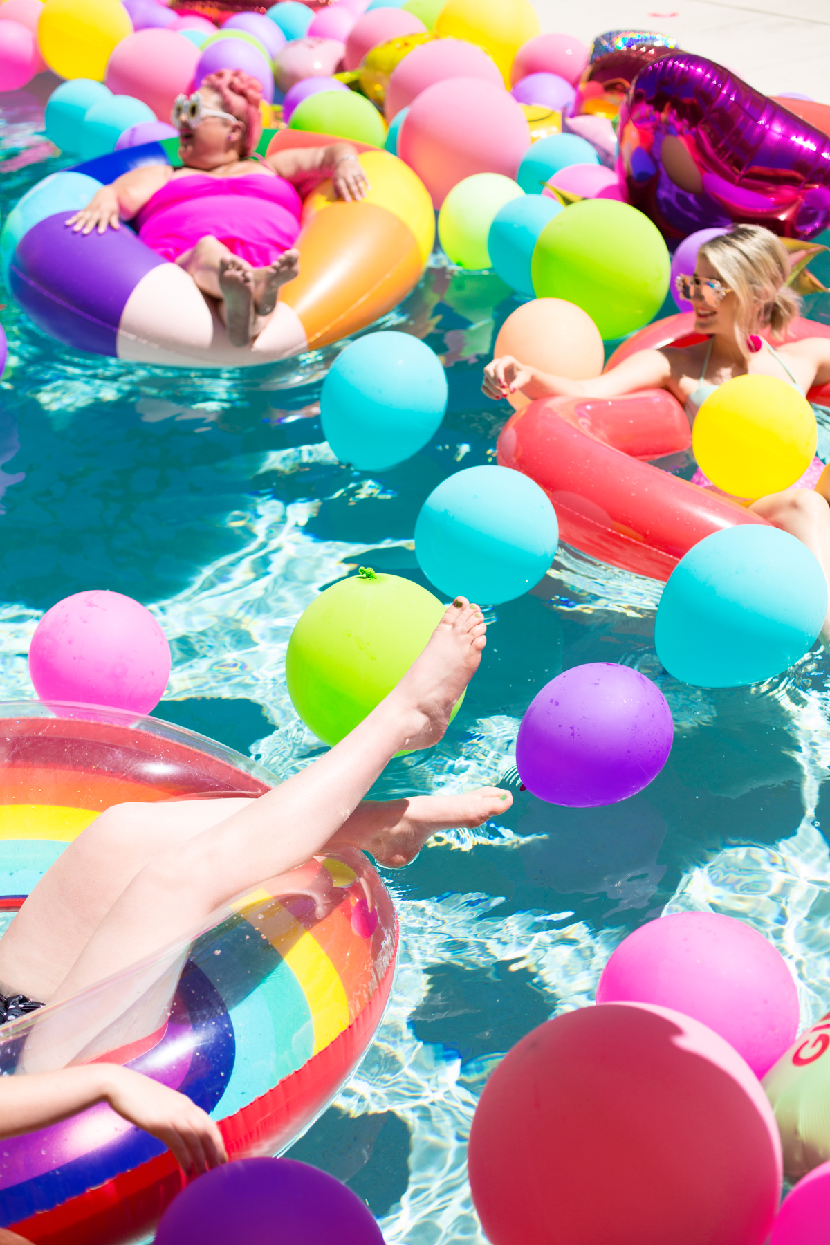 epic-balloon-pool-party-studio-diy