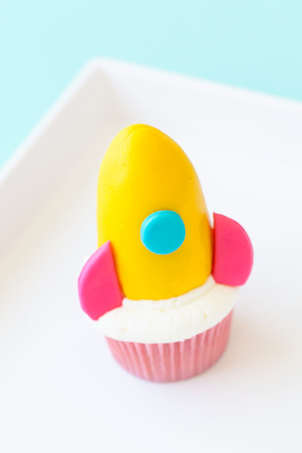 How To Make Rocket Ship Cupcakes - Studio DIY