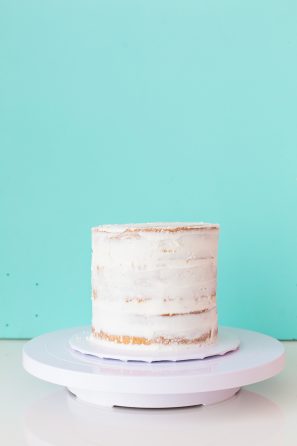 Cake with white frosting