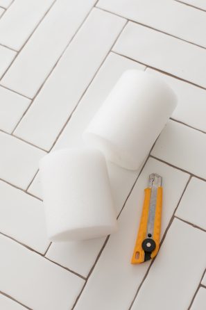 A close-up of a white cylinder object 