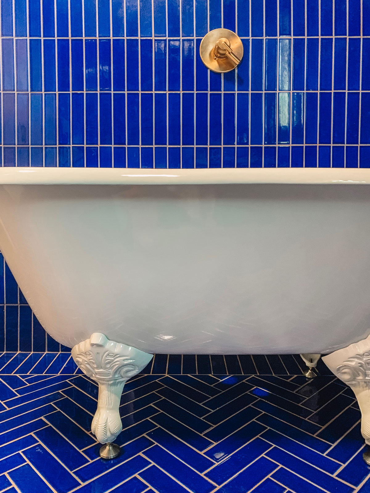 Clawfoot Tub in a Blue Bathroom - Studio DIY