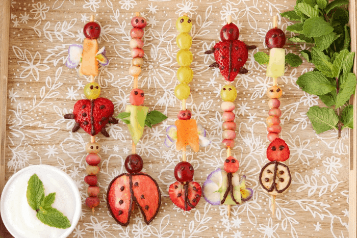 Collations aux fruits sur le thème des insectes pour les enfants.