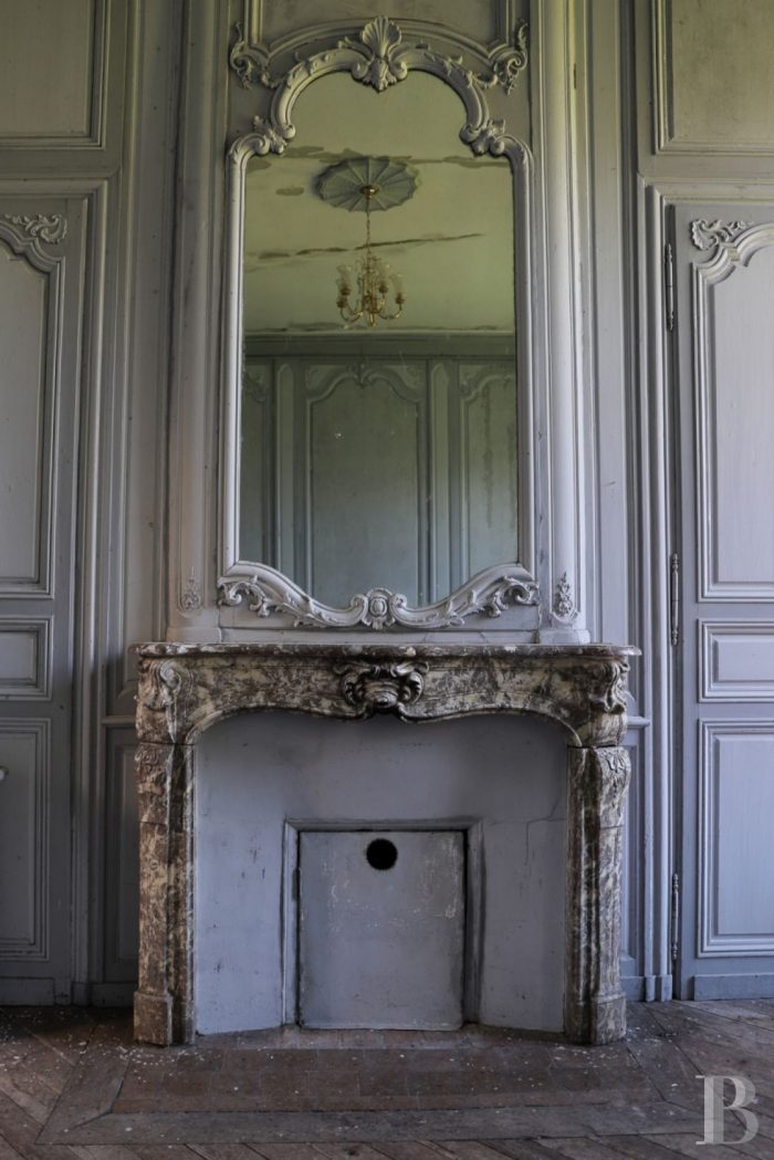 A fireplace in a room