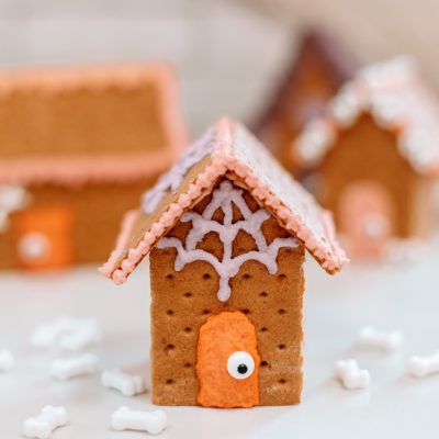 How To Make An Edible Haunted House for Halloween with Graham Crackers