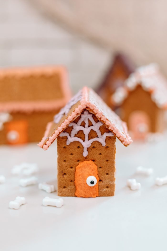 How To Make An Edible Haunted House for Halloween with Graham Crackers