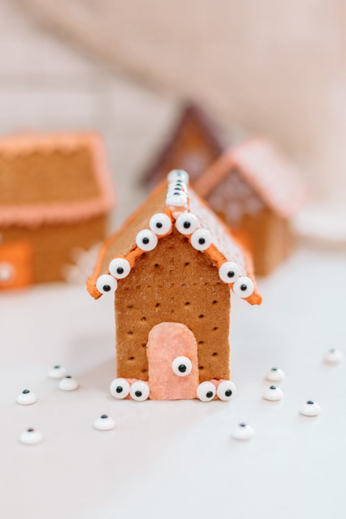 How To Make An Edible Haunted House for Halloween with Graham Crackers