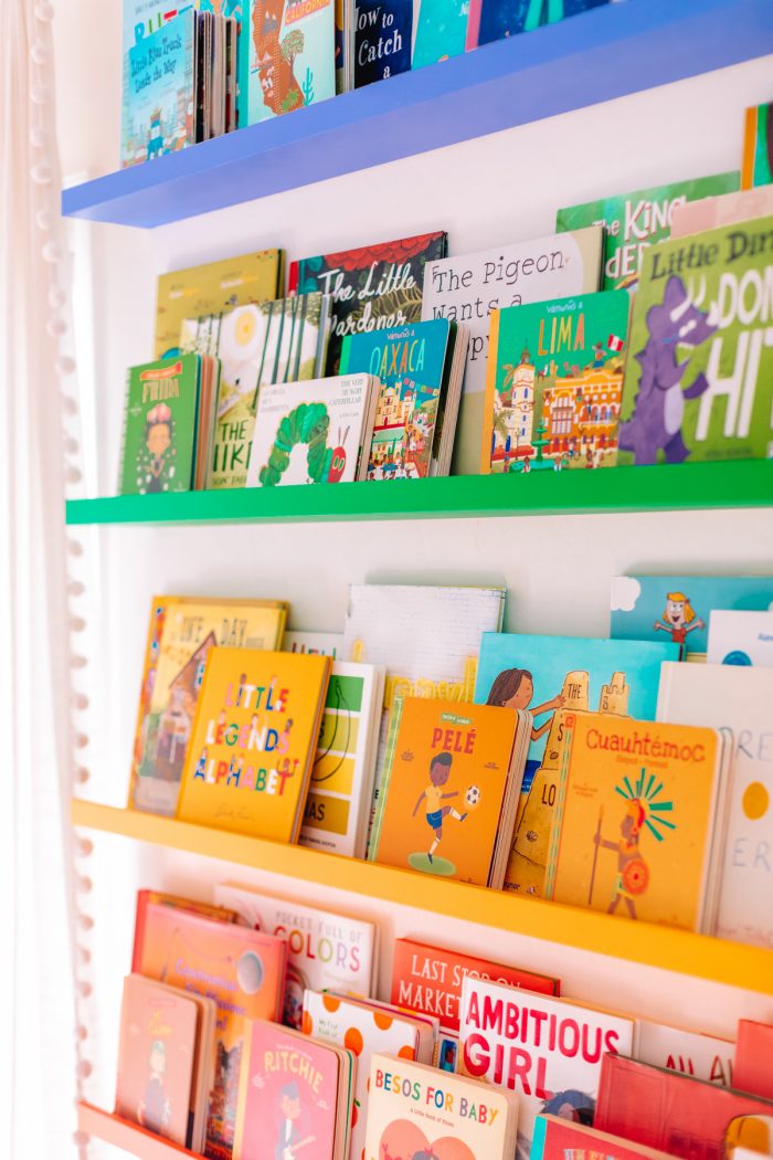 books organized in rainbow order on shelves