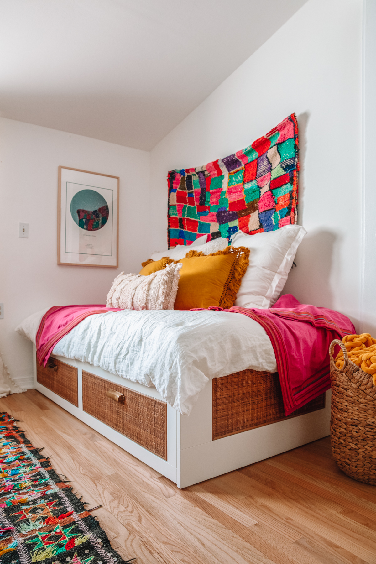 Colorful Guest Room Ideas1