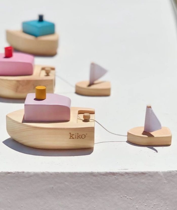 Wind-up Boat toy with different colors! 