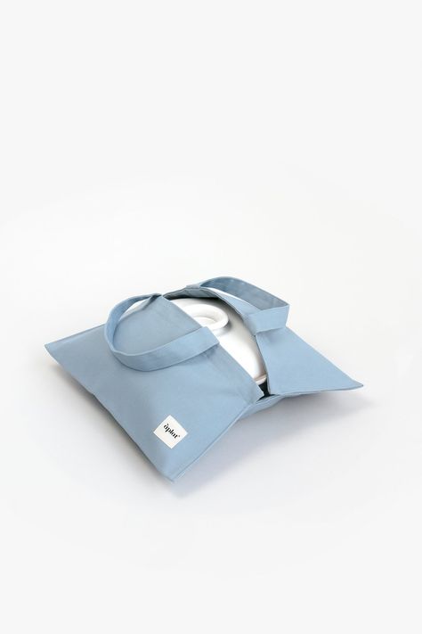 blue dish tote, makes it easier to transport hot plates