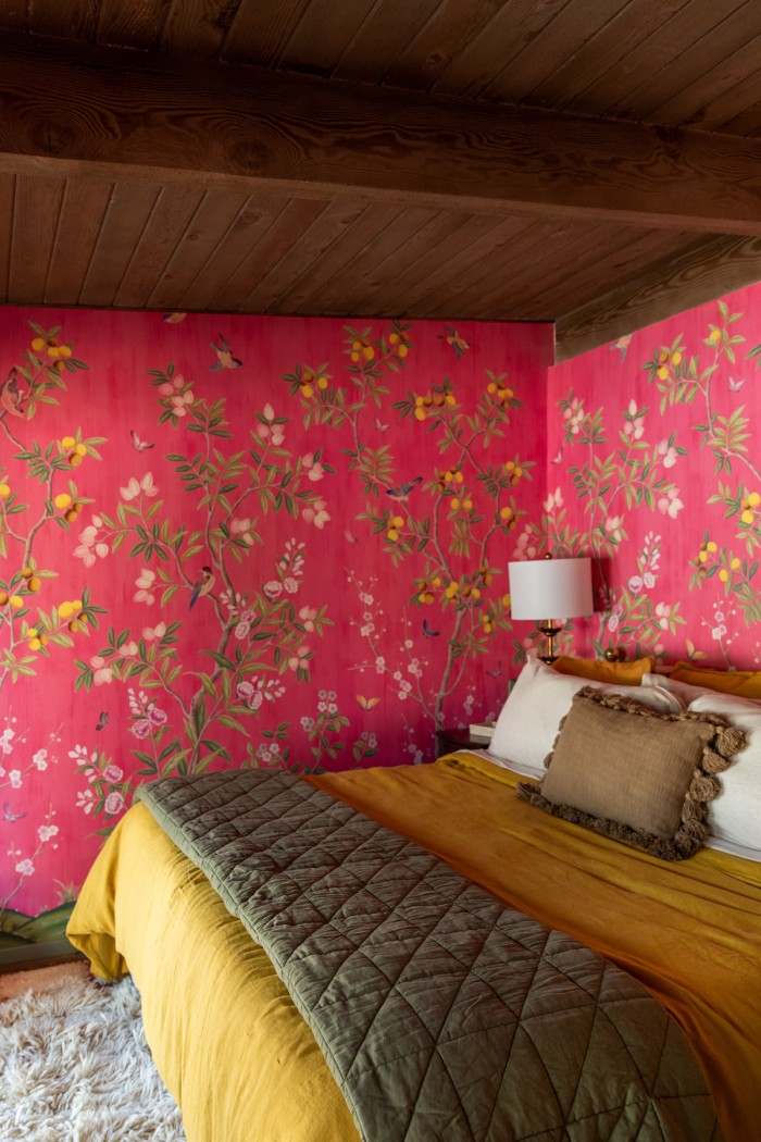 bed with chinoiserie wallpaper 