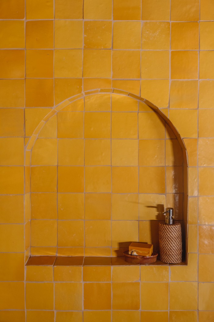 yellow shower tile with arch nook