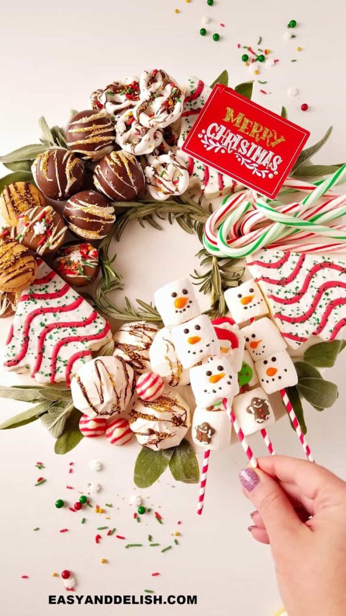 Cookies and candies placed in the shape of a wreath. 